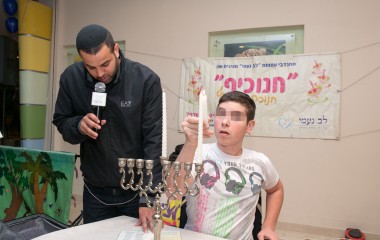 לב נעמי בפעילות חנוכה במחלקות הילדים בבתי החולים