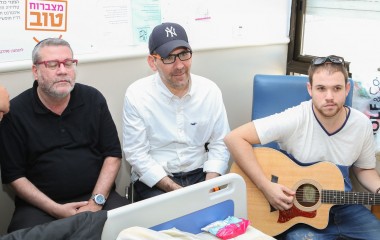 אמנים וזמרים באירוע מרגש לחיילים הפצועים בבית החולים שיבא