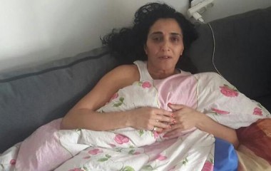 אשה חולה במחלה קשה לא נוטלת תרופות כי אין לה כסף